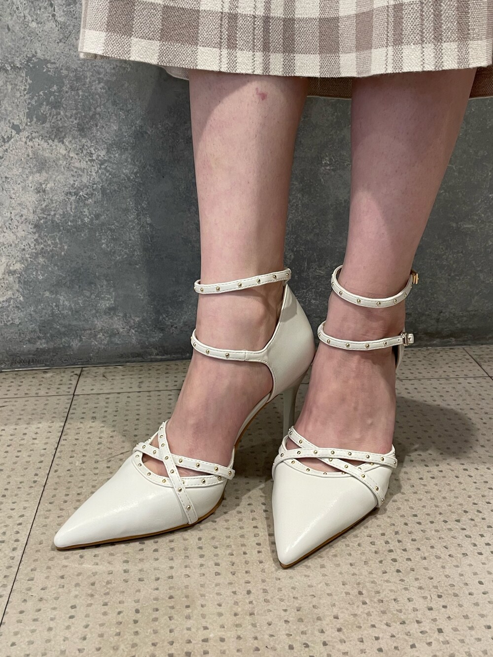 ホワイト系のワンピース、ホワイト系のパンプス、グレー系のシュシュを着用したレディースの秋コーディネートの6枚目の写真