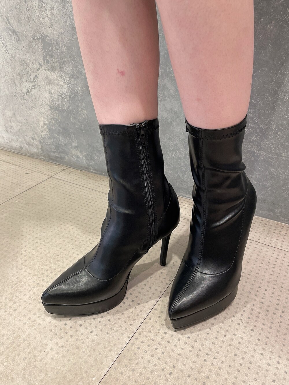 その他のテーラードジャケット、その他のスカート、ブラック系のTシャツ/カットソーを着用したレディースの夏コーディネートの8枚目の写真