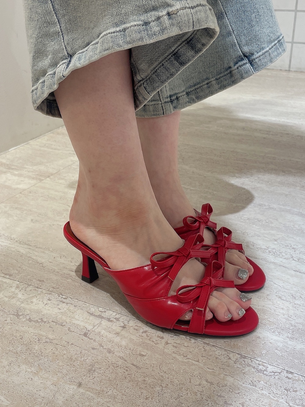 その他のTシャツ/カットソー、ブルー系のデニムパンツ、レッド系のサンダルを着用したレディースの夏コーディネートの8枚目の写真