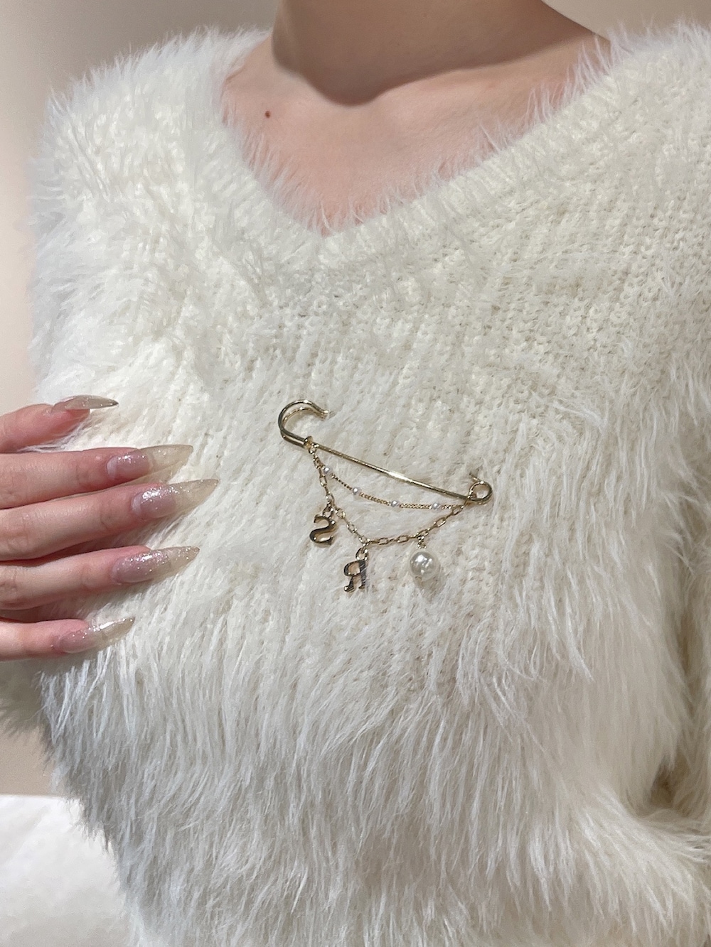 ホワイト系のワンピース、ブラック系のブーツを着用したレディースの秋コーディネートの7枚目の写真