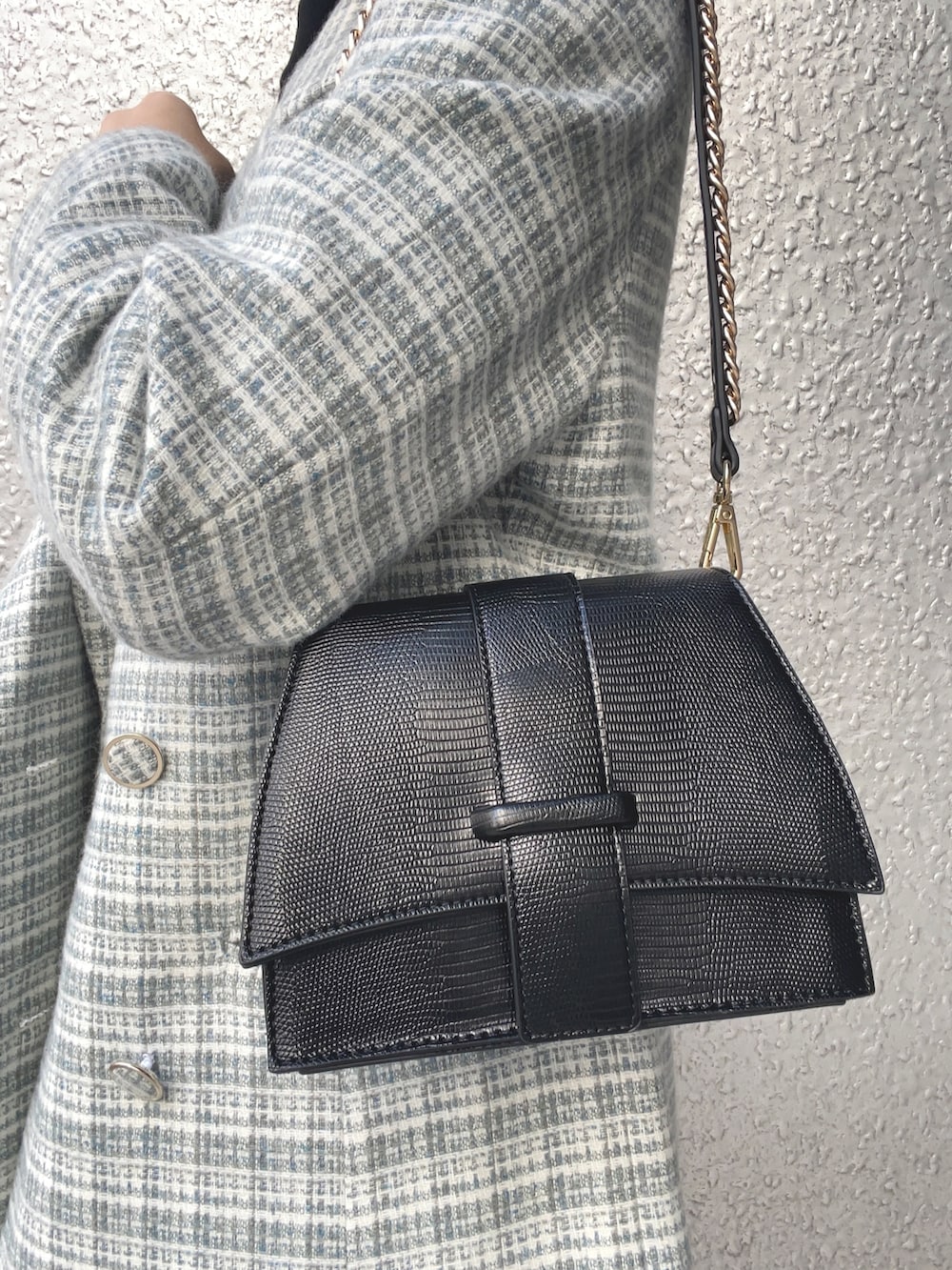 ブルー系のテーラードジャケット、ブルー系のその他パンツ、ブラック系のニット/セーターを着用したレディースの秋コーディネートの6枚目の写真