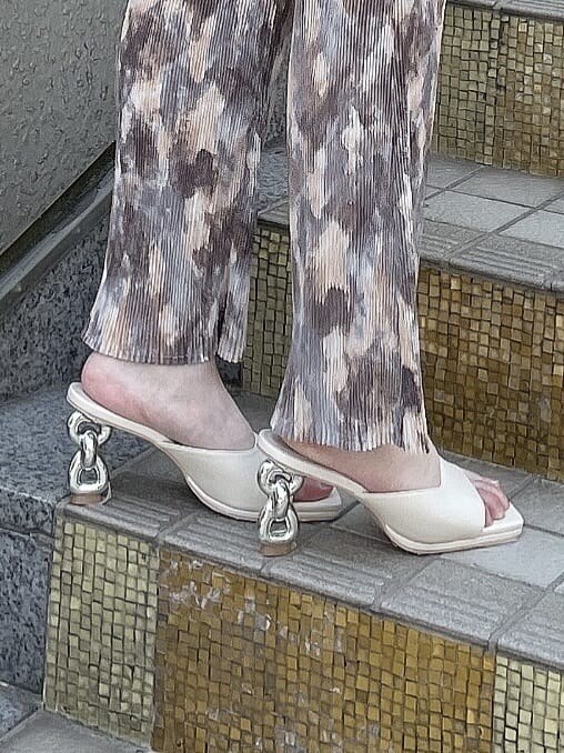 ベージュ系のハンドバッグ、ホワイト系のサンダル、ブルー系のその他パンツを着用したレディースの夏コーディネートの9枚目の写真