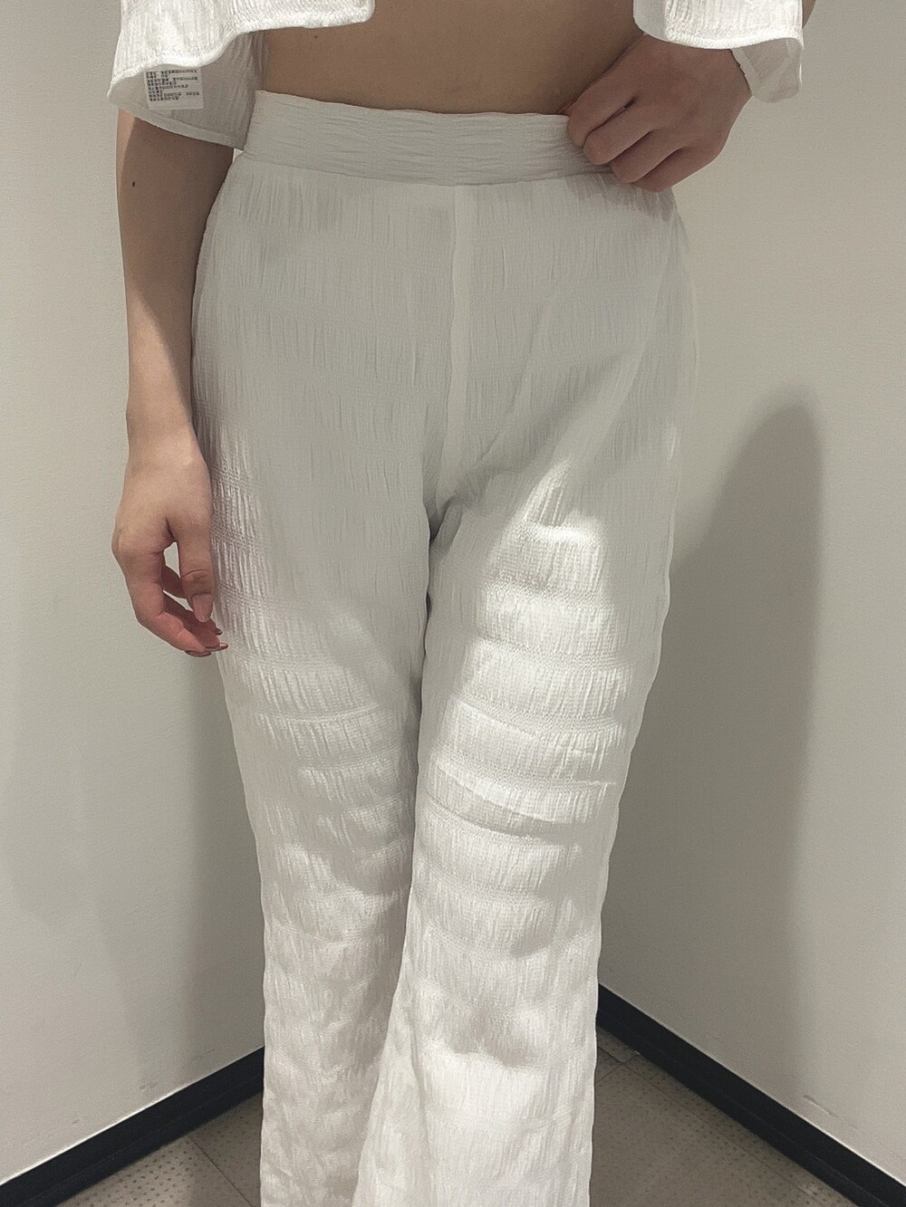 ホワイト系のサンダル、ホワイト系のシャツ/ブラウス、ホワイト系のその他パンツを着用したレディースの夏コーディネートの6枚目の写真