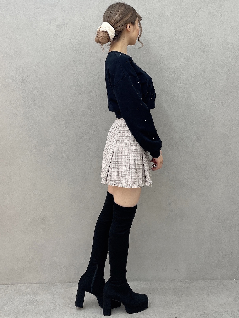 ホワイト系のダウンジャケット/コート、パープル系のスカート、ブラック系のブーツを着用したレディースの秋コーディネートの6枚目の写真