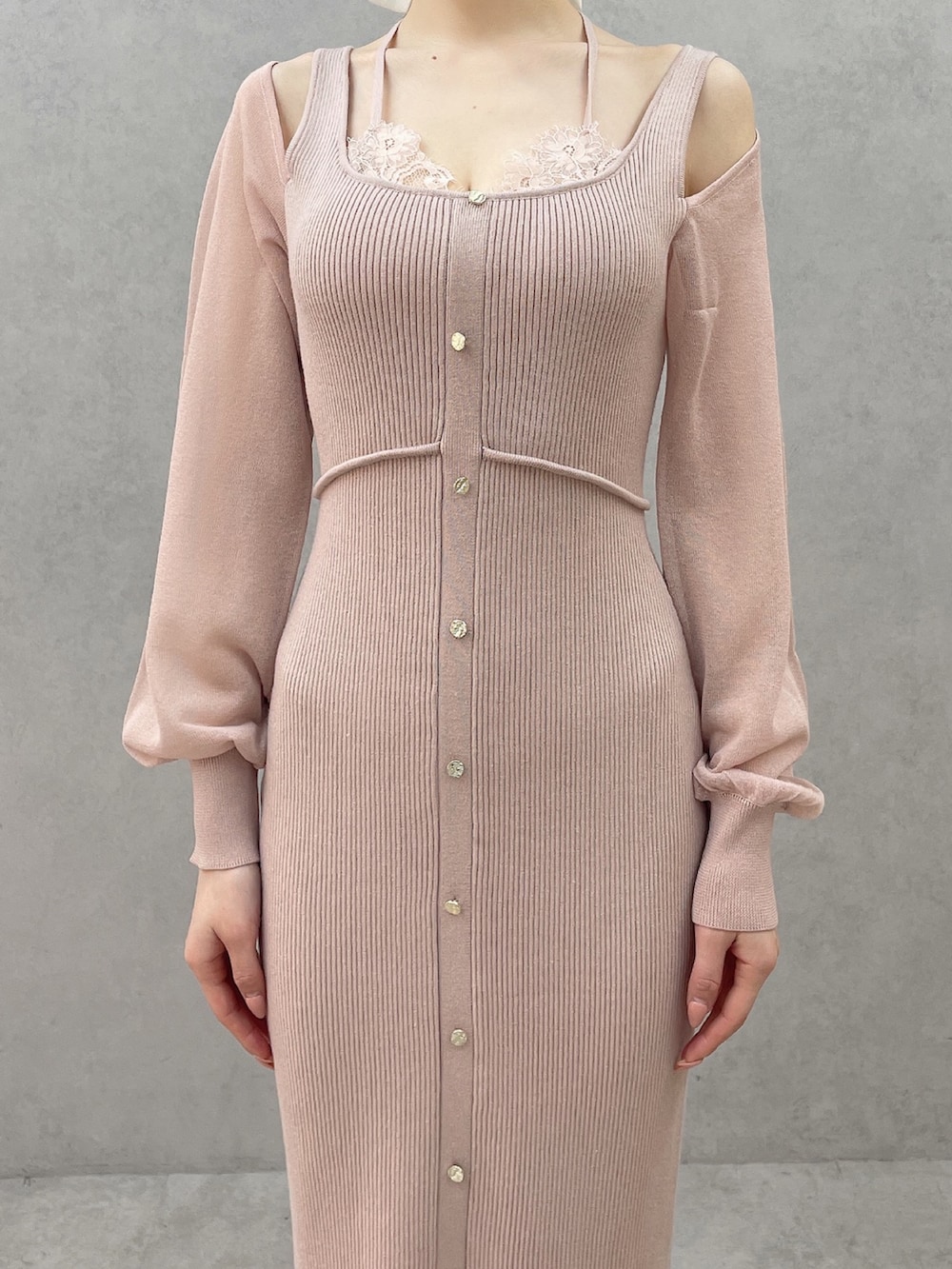 ピンク系のワンピース、ホワイト系のサンダル、ホワイト系のバレッタ/ヘアクリップを着用したレディースの春コーディネートの5枚目の写真