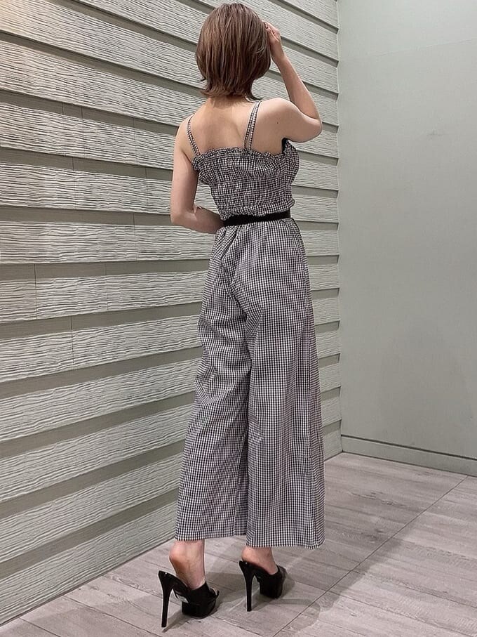 その他のつなぎ/オールインワン、ブラック系のサンダル、ゴールド系のネックレスを着用したレディースの春コーディネートの2枚目の写真