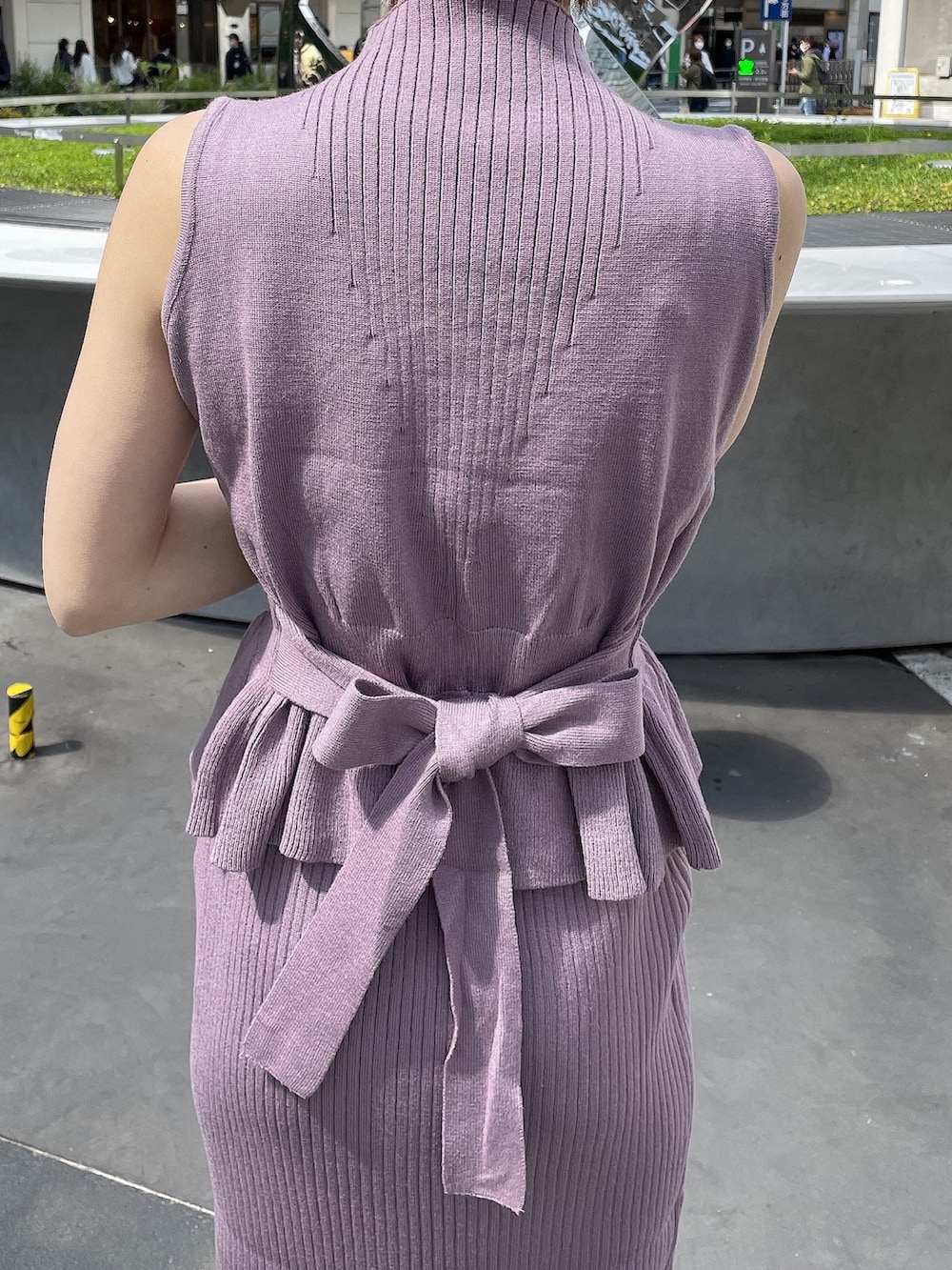 ブラック系のパンプス、ピンク系のニット/セーター、ピンク系のスカートを着用したレディースの春コーディネートの5枚目の写真