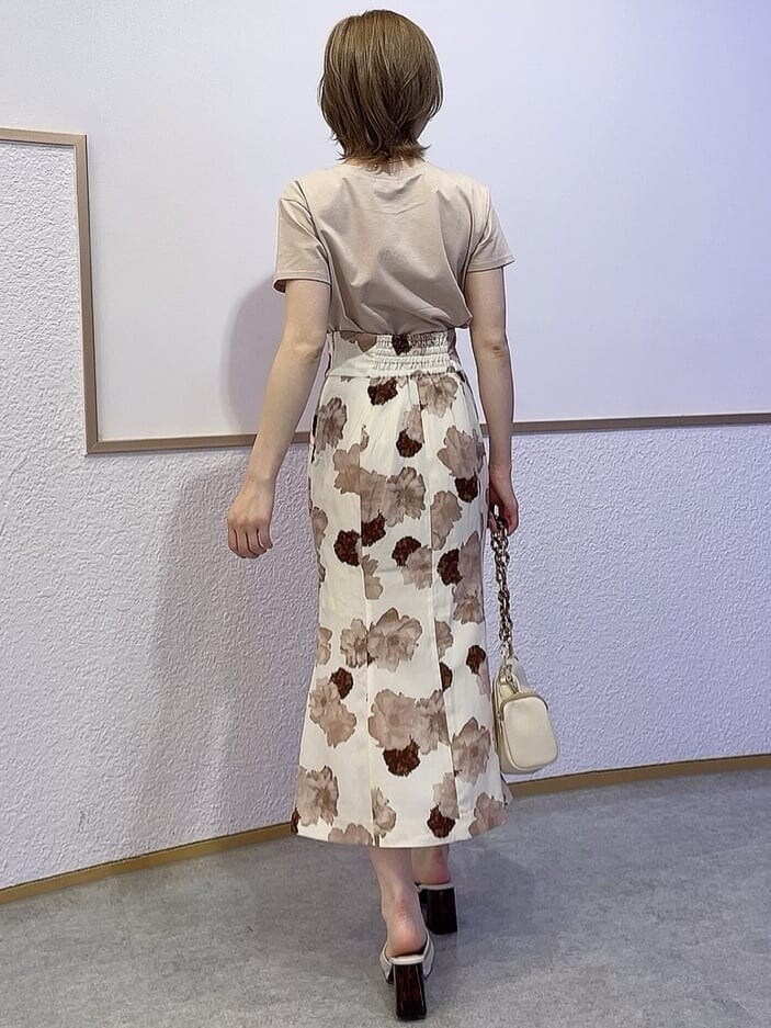 ホワイト系のサンダル、その他のスカート、その他のショルダーバッグを着用したレディースの春コーディネートの4枚目の写真