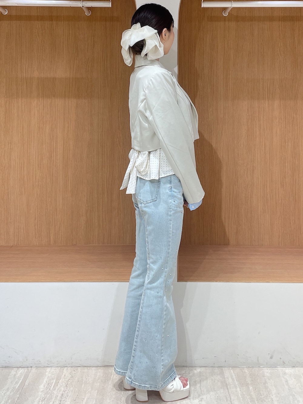 ホワイト系のその他アウター、ホワイト系のシャツ/ブラウス、ブルー系のデニムパンツを着用したレディースの春コーディネートの5枚目の写真