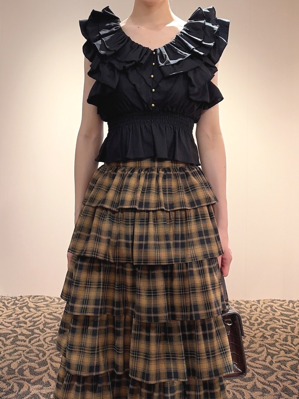 ブラック系のシャツ/ブラウス、イエロー系のスカート、ブラック系のバレッタ/ヘアクリップを着用したレディースの夏コーディネートの5枚目の写真