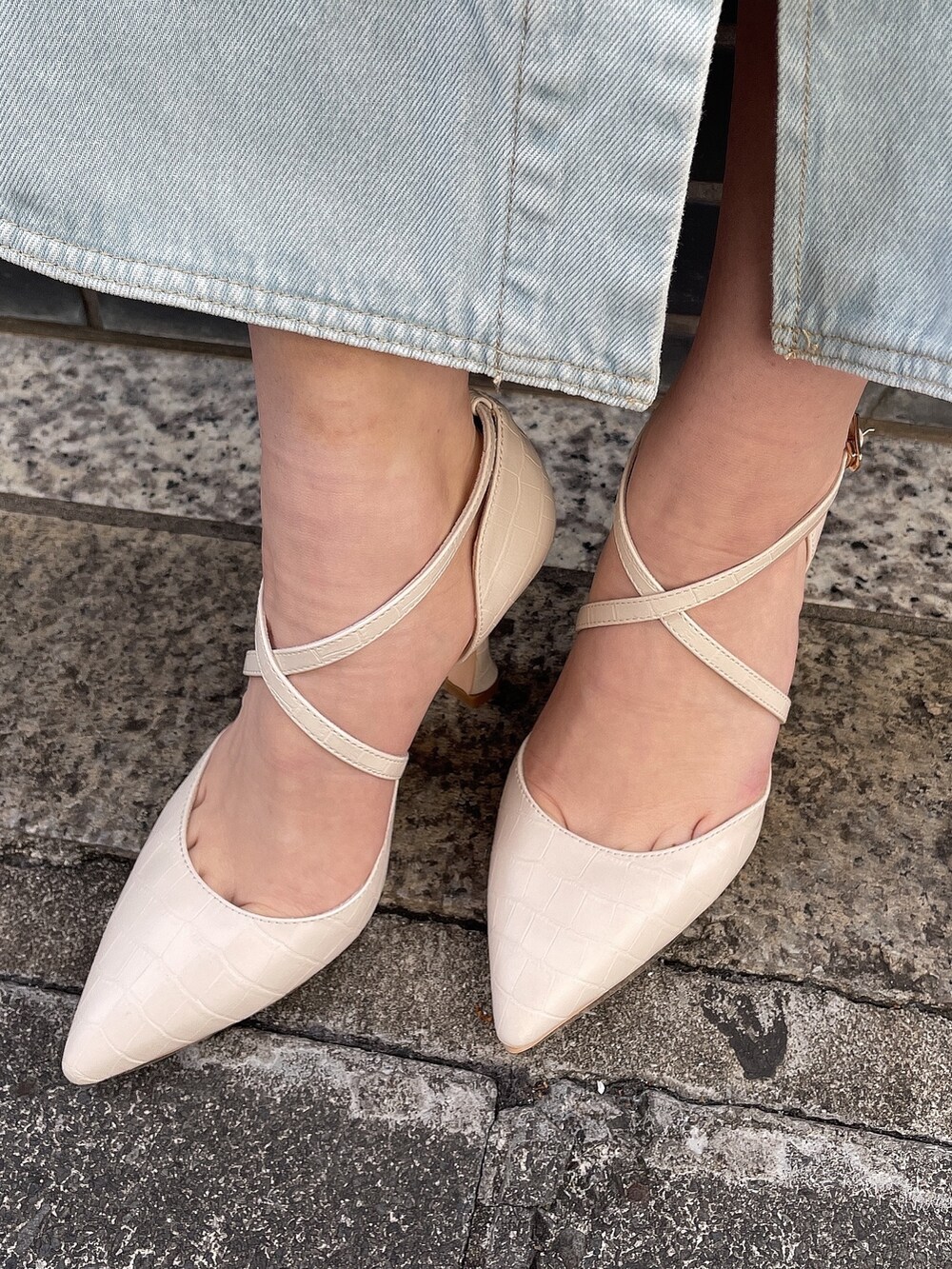 イエロー系のハンドバッグ、ホワイト系のパンプス、イエロー系のワンピースを着用したレディースの春コーディネートの7枚目の写真