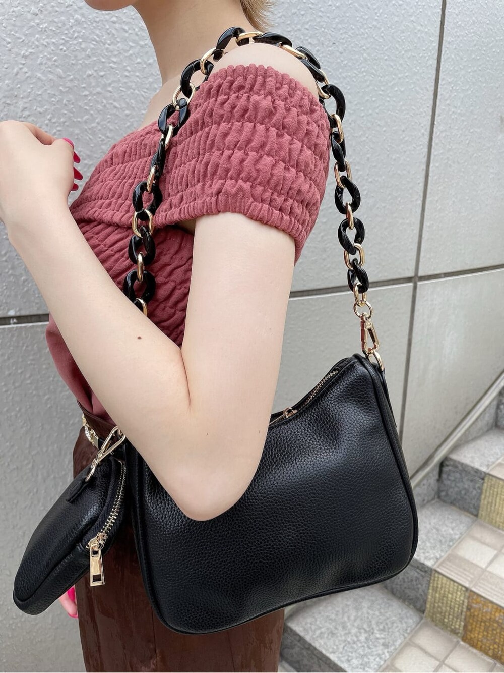 ブラック系のサンダル、ブラック系のショルダーバッグ、ピンク系のTシャツ/カットソーを着用したレディースの夏コーディネートの8枚目の写真