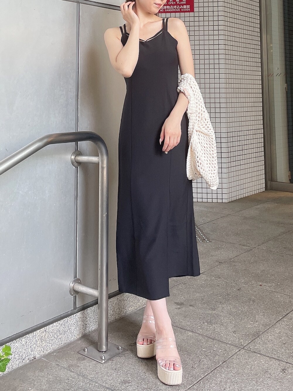 ホワイト系のカーディガン/ボレロ、ブラック系のワンピース、ホワイト系のサンダルを着用したレディースの夏コーディネートの3枚目の写真