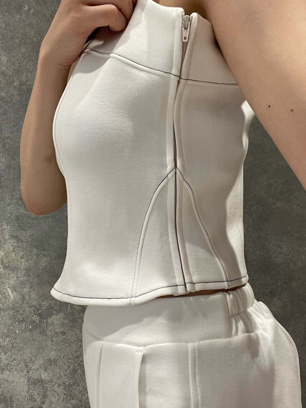 ホワイト系のスウェット、ホワイト系のスウェットパンツを着用したレディースの夏コーディネートの6枚目の写真