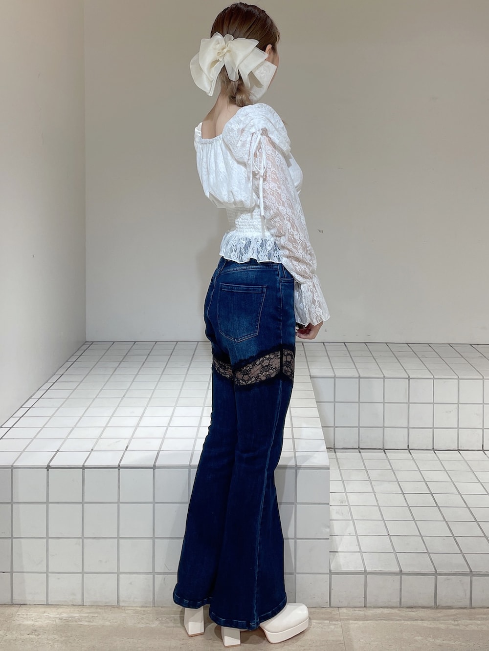 ホワイト系のシャツ/ブラウス、ブルー系のデニムパンツ、ホワイト系のブーツを着用したレディースの春コーディネートの3枚目の写真