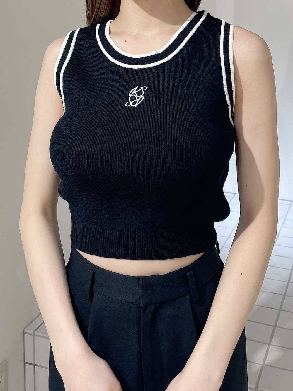 ブラック系のパンプス、ブラック系のタンクトップ、ブラック系のその他パンツを着用したレディースの夏コーディネートの5枚目の写真