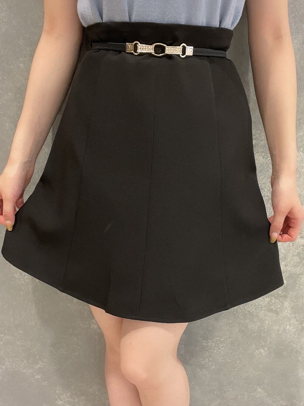 ホワイト系のサンダル、ブルー系のニット/セーター、ブラック系のスカートを着用したレディースの夏コーディネートの6枚目の写真