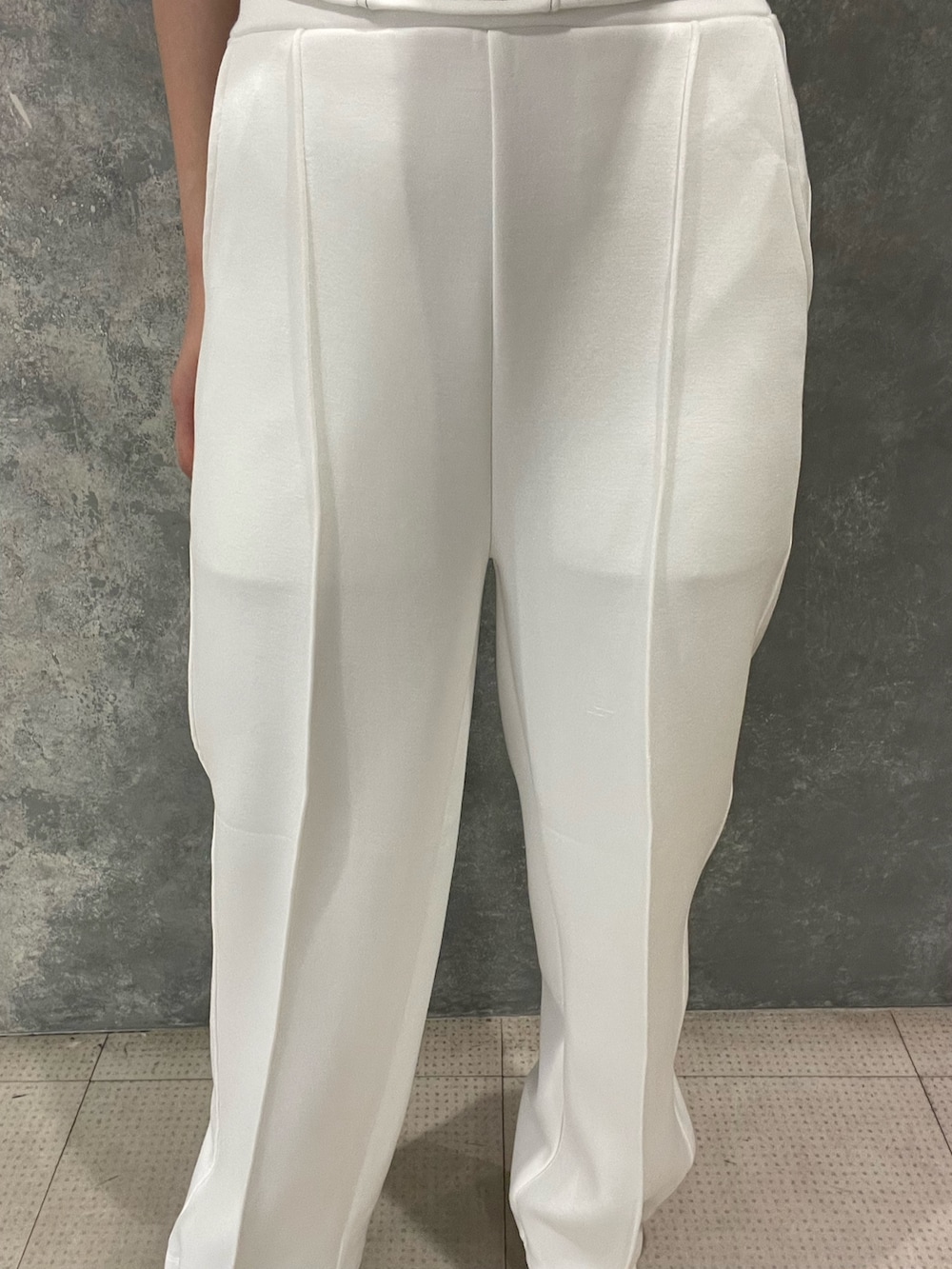 ホワイト系のスウェット、ホワイト系のスウェットパンツを着用したレディースの夏コーディネートの7枚目の写真