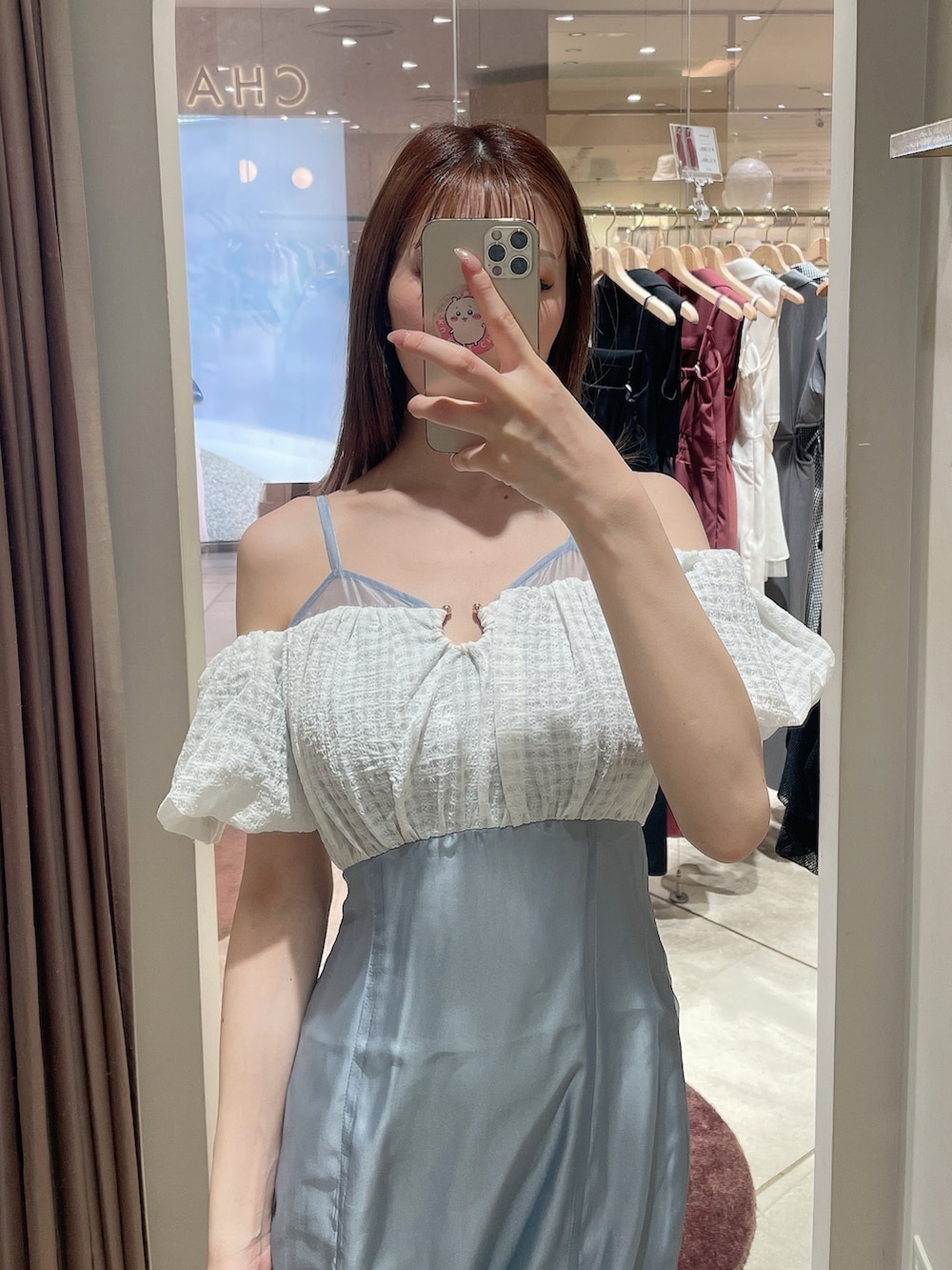 ブルー系のワンピース、ホワイト系のサンダルを着用したレディースの夏コーディネートの7枚目の写真