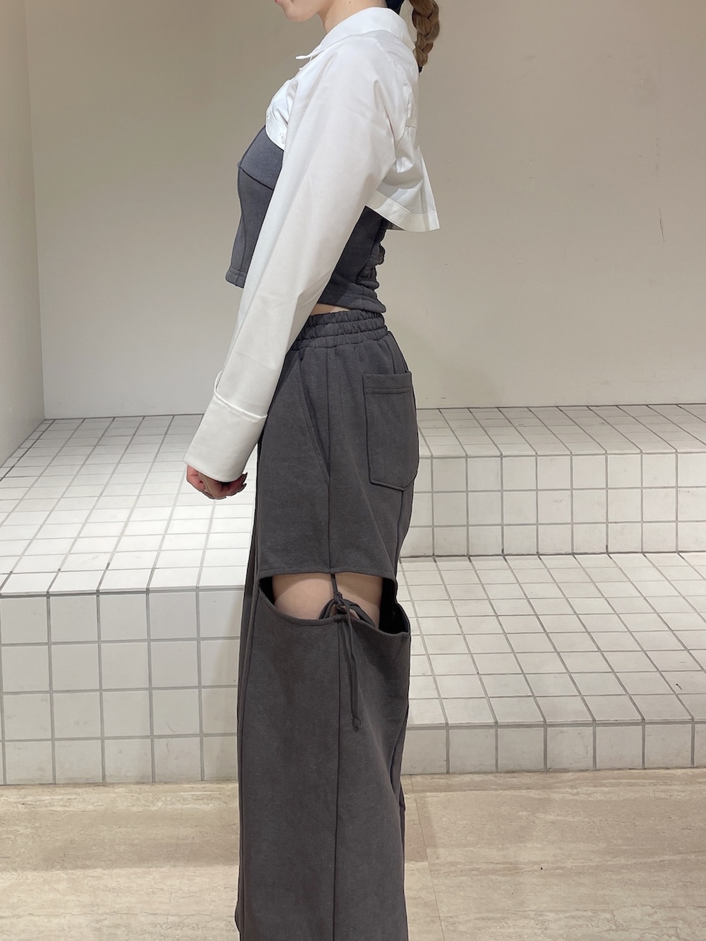 グレー系のTシャツ/カットソー、グレー系のその他パンツ、ブラック系のブーツを着用したレディースの春コーディネートの5枚目の写真