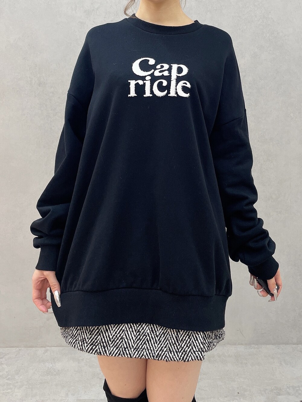 ブラック系のスウェット、ブラック系のブーツ、ブラック系のその他パンツを着用したレディースの秋コーディネートの8枚目の写真