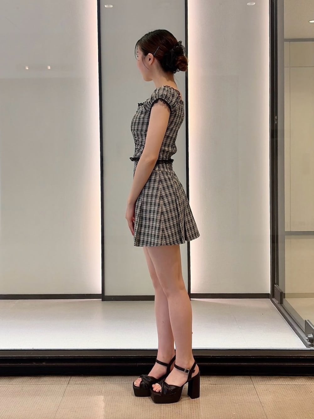 ブラック系のシャツ/ブラウス、ブラック系のスカート、ブラック系のサンダルを着用したレディースの夏コーディネートの4枚目の写真