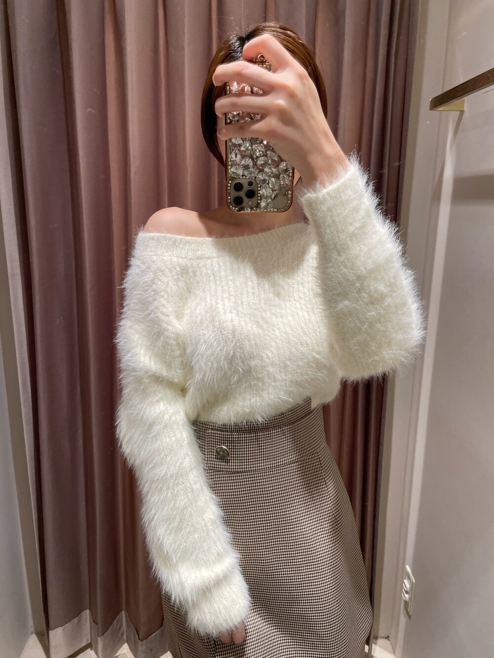 その他のその他パンツ、ホワイト系のカーディガン/ボレロ、ブラック系のブーツを着用したレディースの秋コーディネートの5枚目の写真