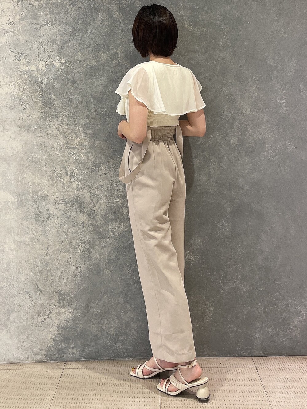 ホワイト系のサンダル、ベージュ系のその他パンツ、ホワイト系のニット/セーターを着用したレディースの春コーディネートの3枚目の写真