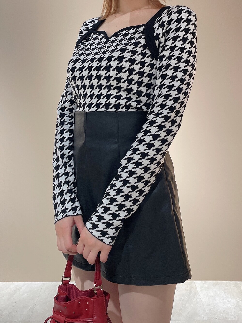 その他のニット/セーター、その他のその他パンツ、レッド系のハンドバッグを着用したレディースの秋コーディネートの8枚目の写真