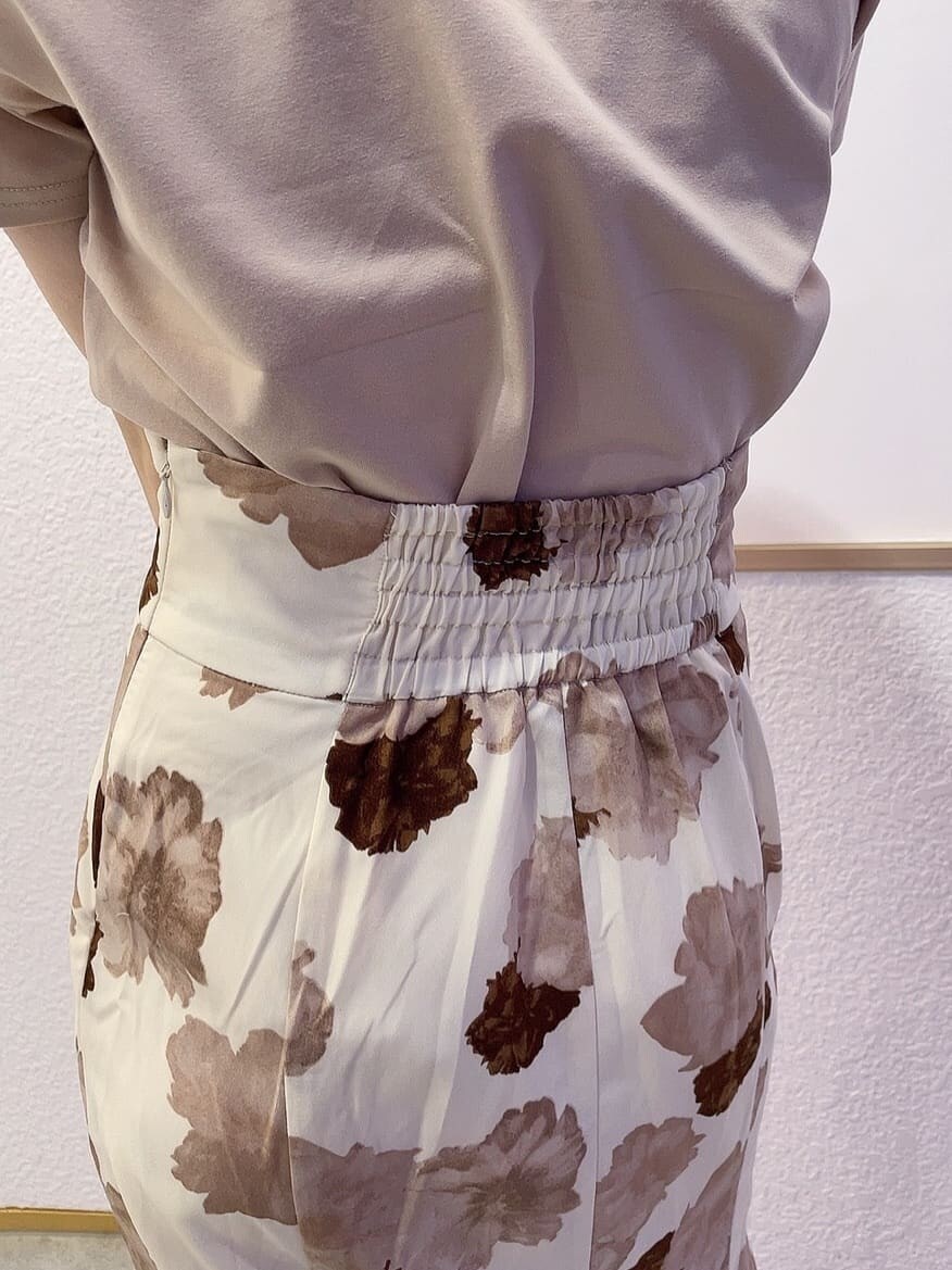 ホワイト系のサンダル、その他のスカート、その他のショルダーバッグを着用したレディースの春コーディネートの9枚目の写真