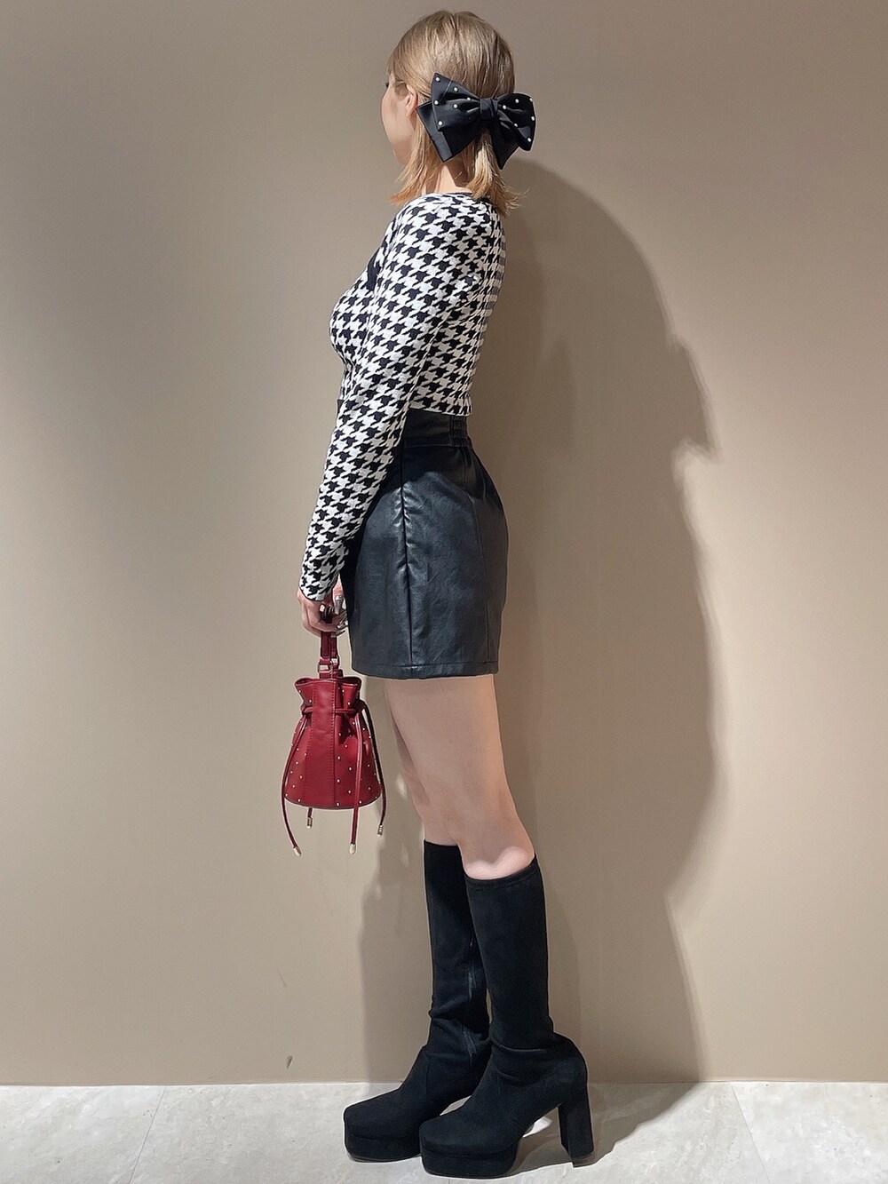 その他のニット/セーター、その他のその他パンツ、レッド系のハンドバッグを着用したレディースの秋コーディネートの5枚目の写真