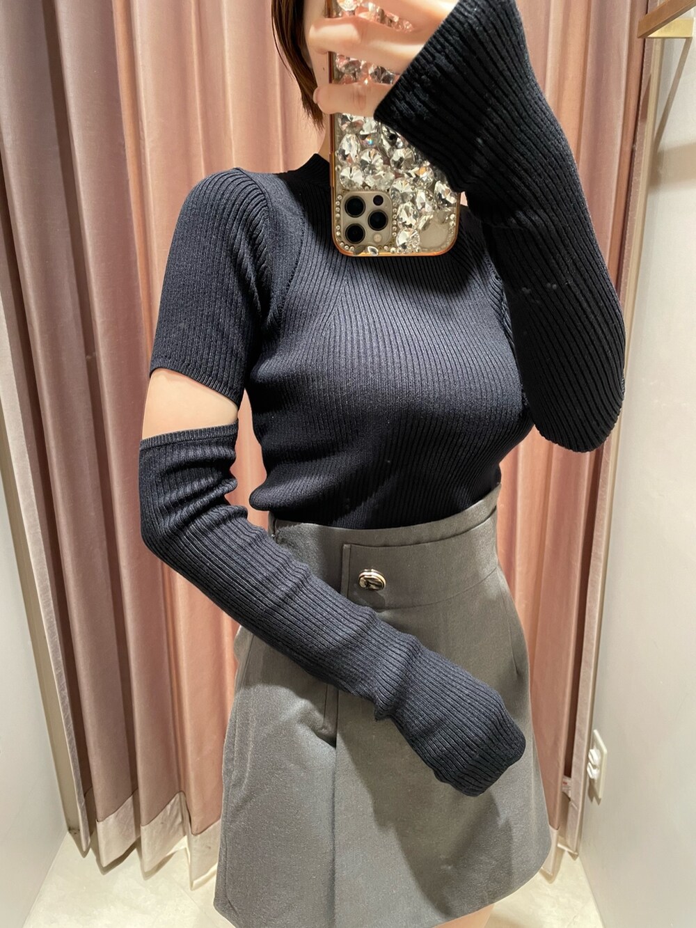 ブラック系のニット/セーター、グレー系のその他パンツ、ブラック系のブーツを着用したレディースの秋コーディネートの3枚目の写真