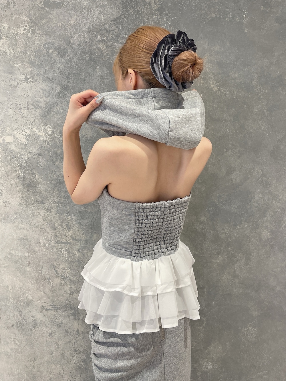 グレー系のキャミソール、グレー系のスカート、ブラック系のサンダルを着用したレディースの夏コーディネートの6枚目の写真