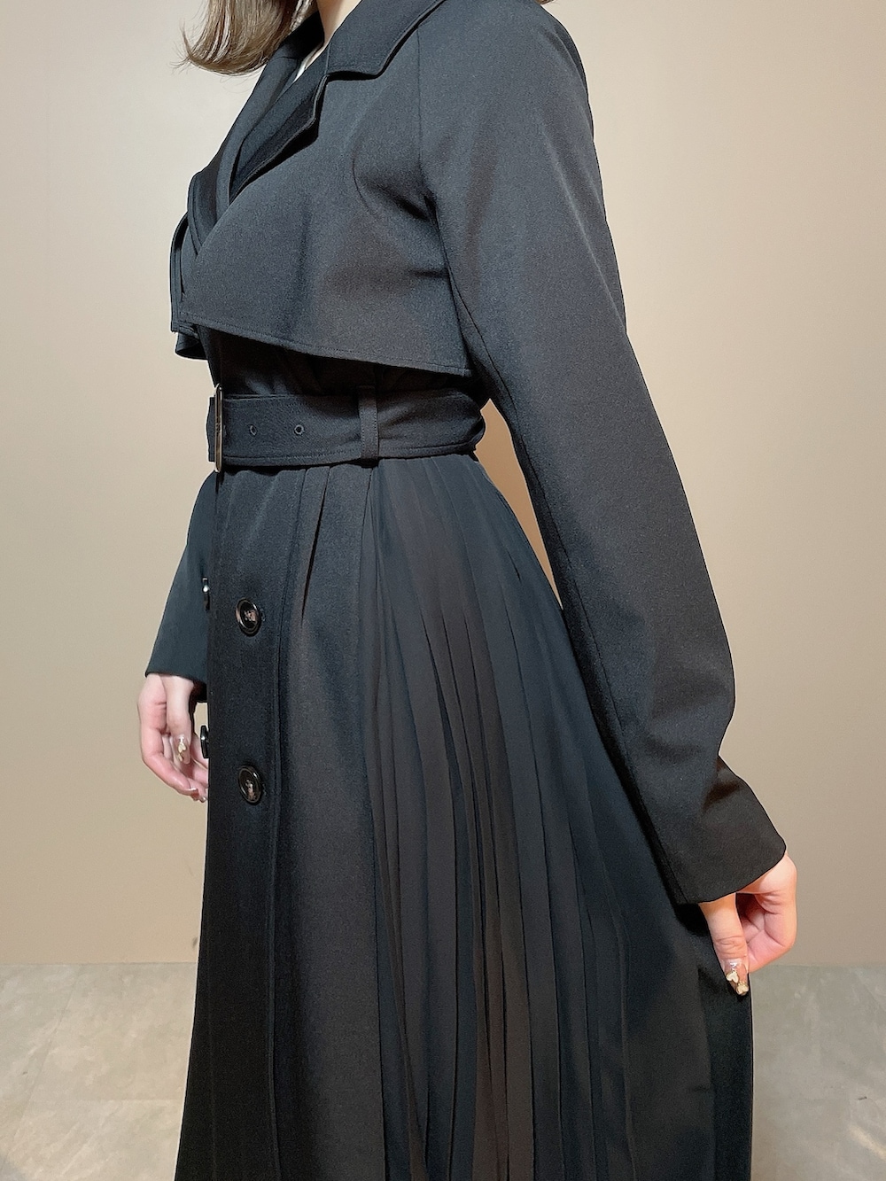 ブラック系のトレンチコート、ブラック系のパンプスを着用したレディースの冬コーディネートの7枚目の写真