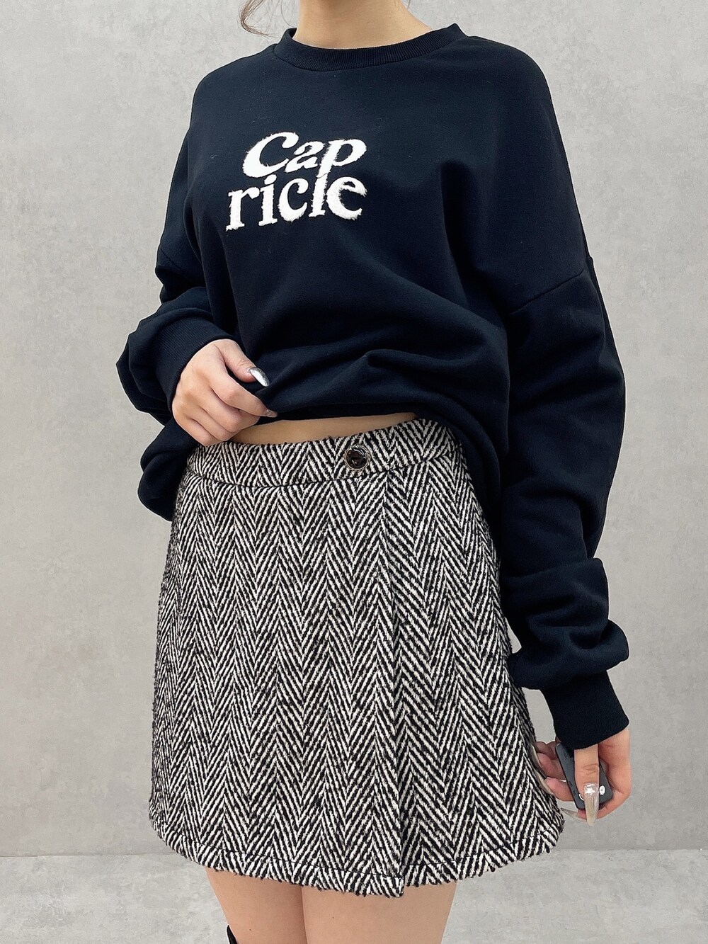 ブラック系のスウェット、ブラック系のブーツ、ブラック系のその他パンツを着用したレディースの秋コーディネートの9枚目の写真