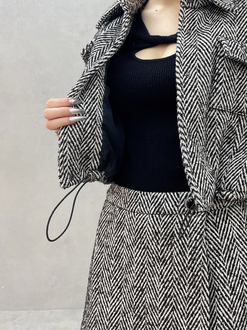 ブラック系のブーツ、ブラック系のニット/セーター、ブラック系のその他パンツを着用したレディースの秋コーディネートの9枚目の写真