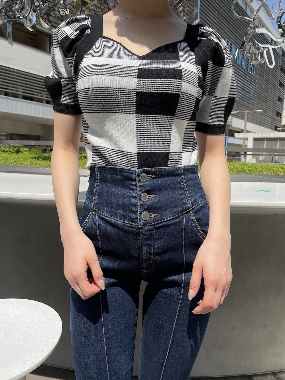 その他のニット/セーター、ホワイト系のサンダル、ブルー系のデニムパンツを着用したレディースの春コーディネートの6枚目の写真