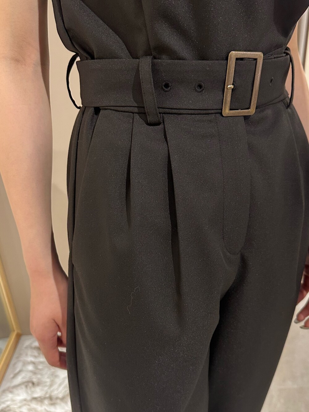 ブラック系のつなぎ/オールインワン、ブラック系のパンプスを着用したレディースの春コーディネートの7枚目の写真