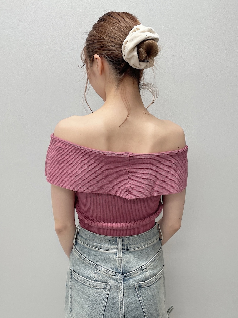 ピンク系のニット/セーター、ブラック系のスカート、ブラック系のサンダルを着用したレディースの春コーディネートの6枚目の写真