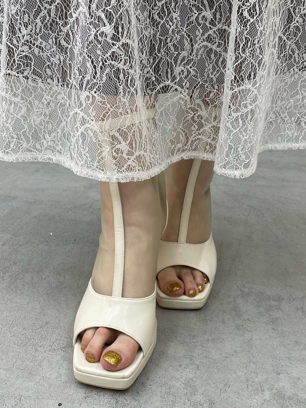 ホワイト系のワンピース、ホワイト系のブーツを着用したレディースの春コーディネートの8枚目の写真