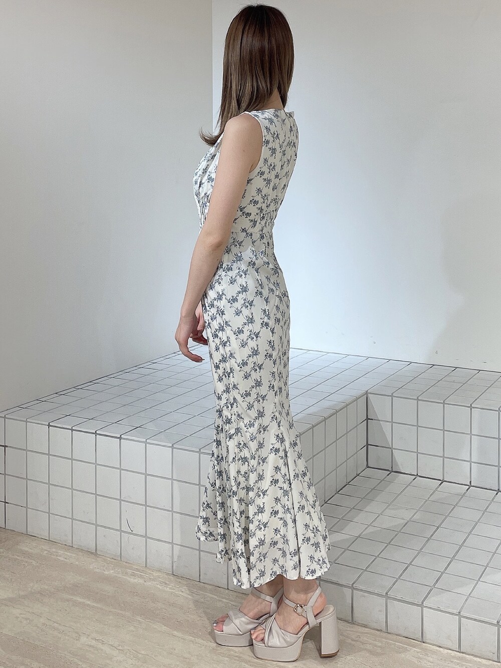 ホワイト系のワンピース、ベージュ系のサンダルを着用したレディースの夏コーディネートの2枚目の写真