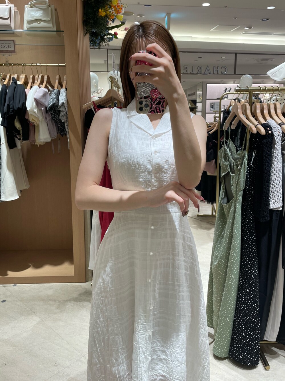 ホワイト系のワンピース、ホワイト系のサンダルを着用したレディースの夏コーディネートの4枚目の写真