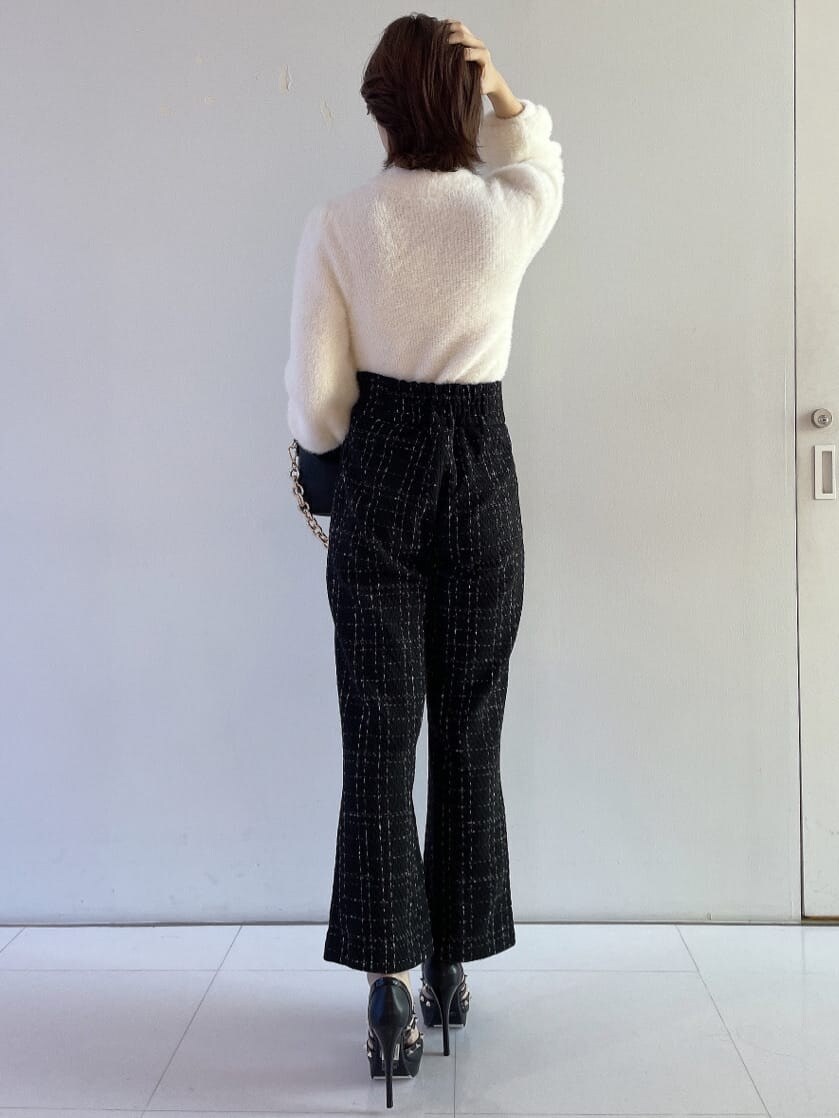 ブラック系のパンプス、ブラック系のその他パンツ、ブラック系のハンドバッグを着用したレディースの秋コーディネートの4枚目の写真