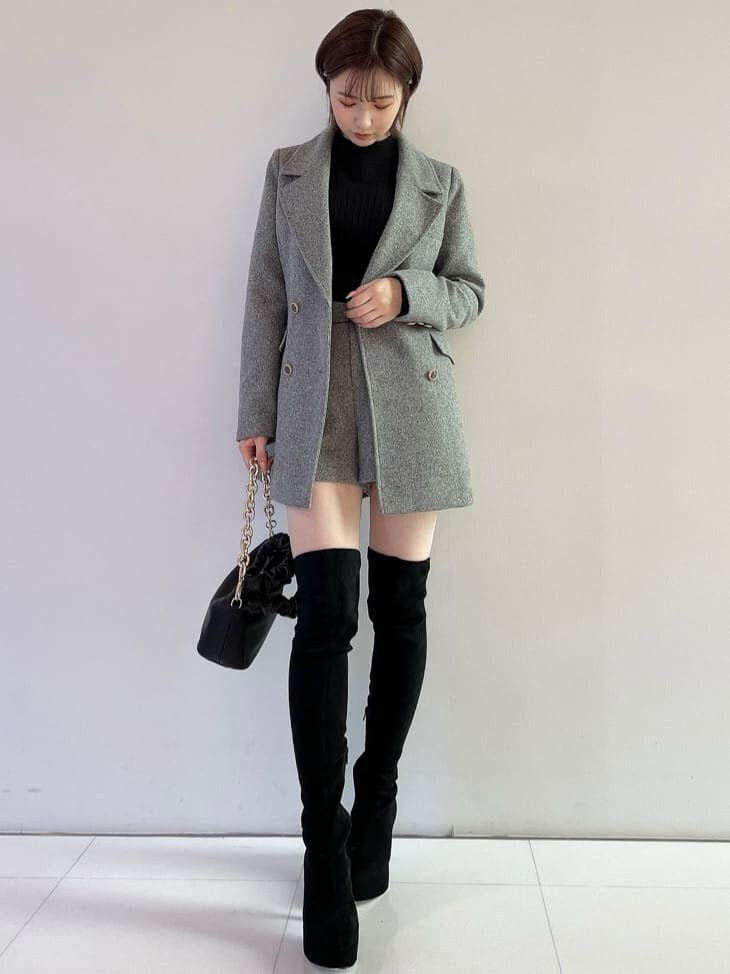 ブラック系のブーツ、グレー系のその他パンツ、ブラック系のハンドバッグを着用したレディースの秋コーディネートの2枚目の写真