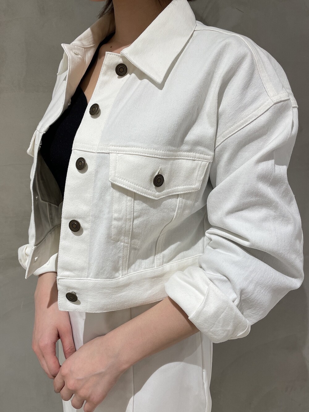 ブラック系のパンプス、ブラック系のニット/セーター、ホワイト系のデニムジャケットを着用したレディースの冬コーディネートの8枚目の写真