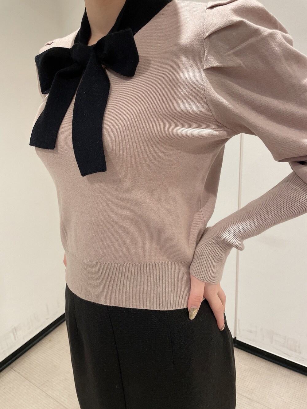 ベージュ系のニット/セーター、ブラック系のスカート、ブラック系のブーツを着用したレディースの冬コーディネートの6枚目の写真