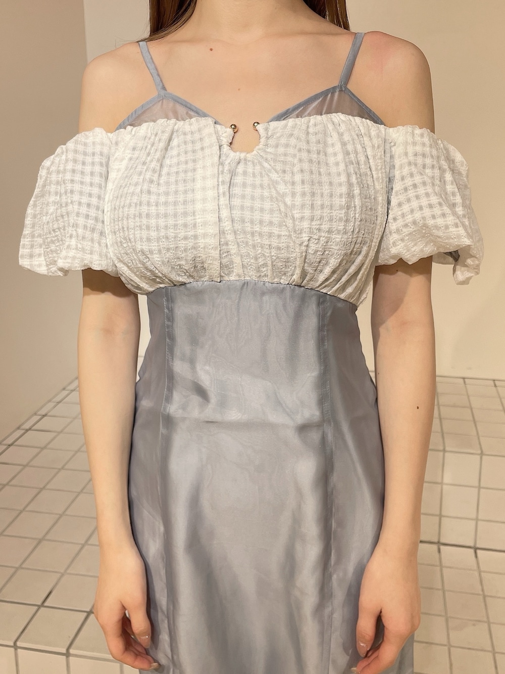 ブルー系のワンピース、ホワイト系のサンダルを着用したレディースの夏コーディネートの5枚目の写真