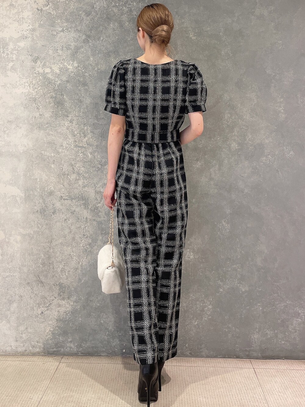 ブラック系のシャツ/ブラウス、ブラック系のその他パンツ、ホワイト系のハンドバッグを着用したレディースの夏コーディネートの4枚目の写真