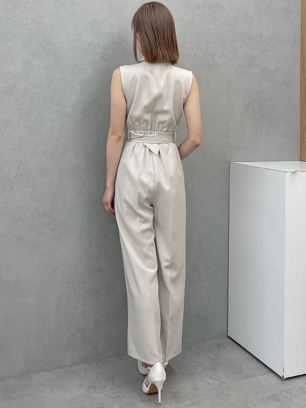 ホワイト系のつなぎ/オールインワン、ホワイト系のパンプスを着用したレディースの夏コーディネートの3枚目の写真