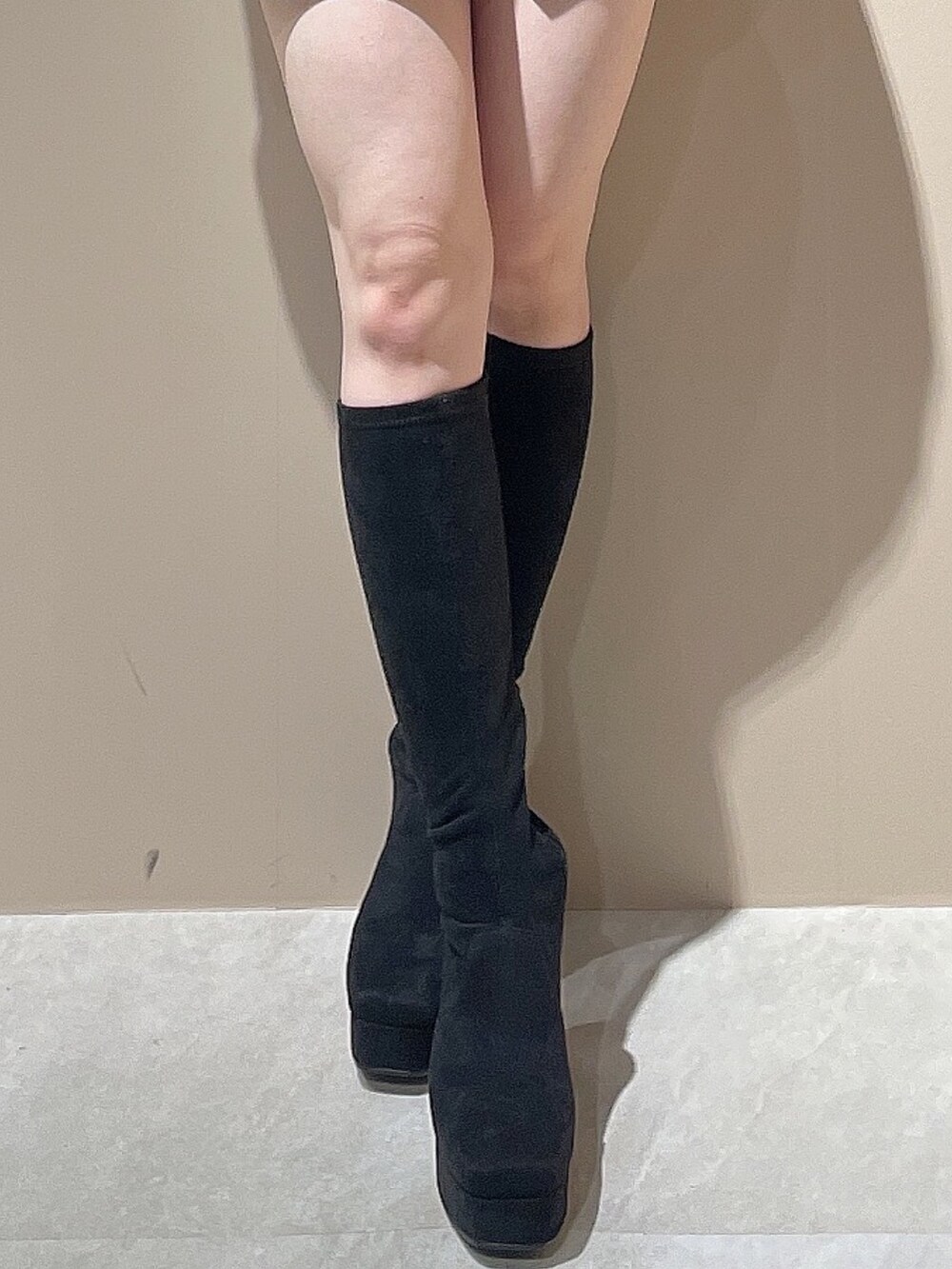 その他のニット/セーター、その他のその他パンツ、レッド系のハンドバッグを着用したレディースの秋コーディネートの10枚目の写真